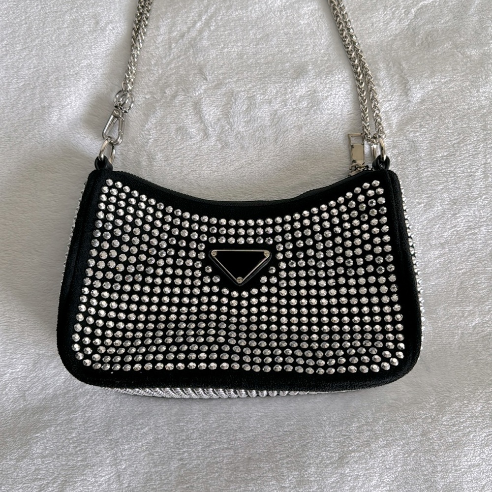 Purse. Zipper. Metal strap.